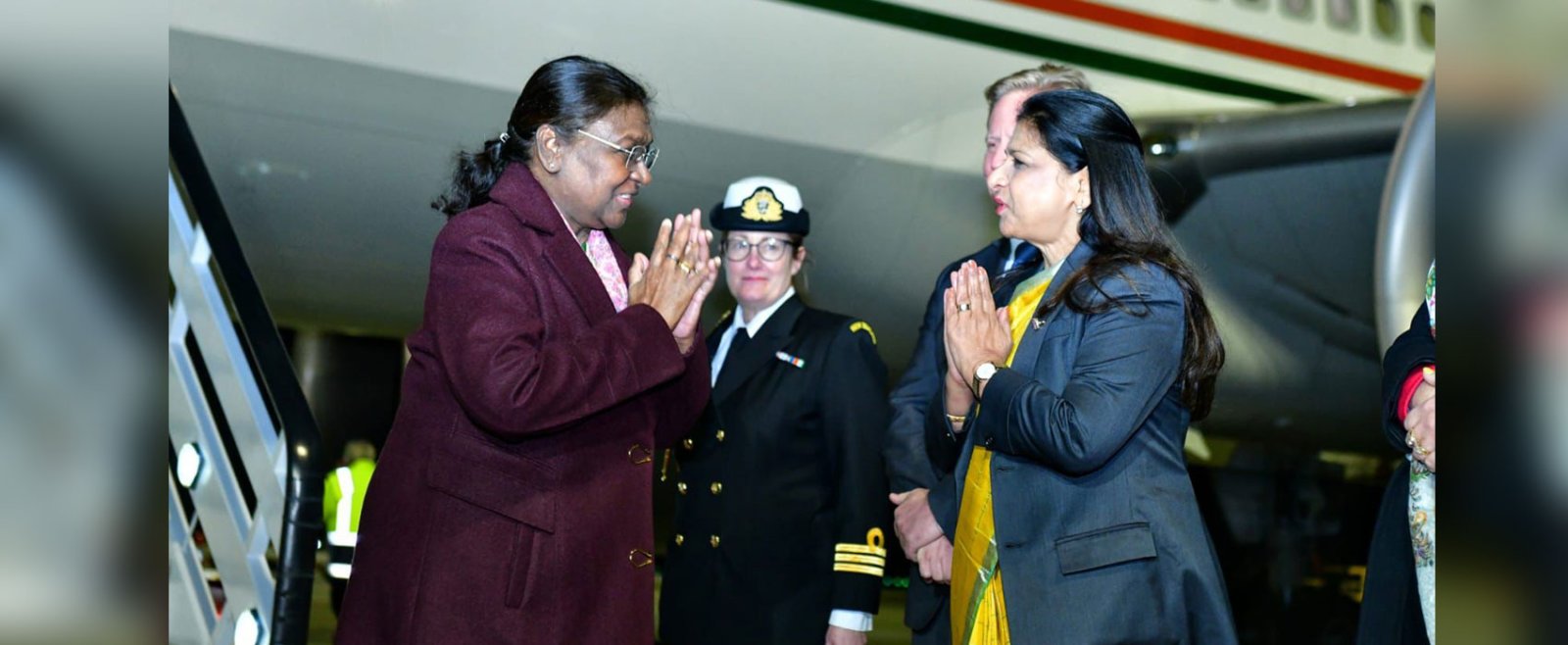 High Commissioner welcomed the Hon'ble President of India at Auckland Airport, New Zealand