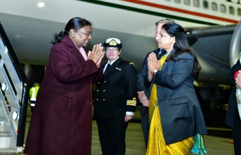 High Commissioner welcomed the Hon'ble President of India at Auckland Airport, New Zealand