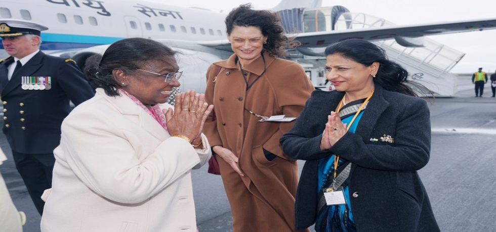 High Commissioner of India welcomed the Hon'ble President of India at Wellington Airport, New Zealand